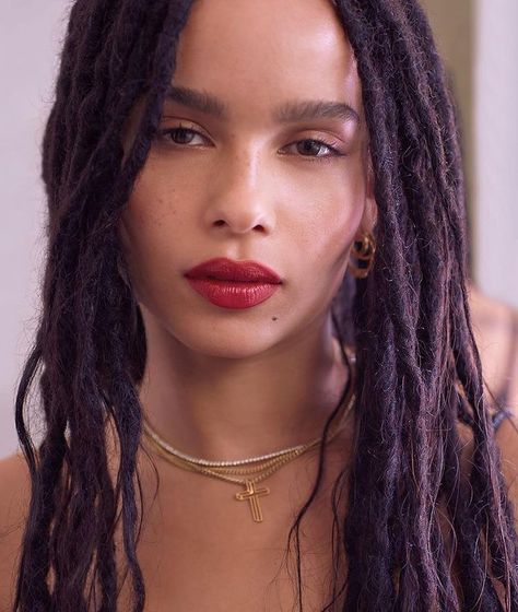 Zoë Isabella Kravitz source. (@zoekravitzsource) • Instagram photos and videos Dorcas Meadows, Zoe Kravitz Style, Zoe Isabella Kravitz, Zoë Kravitz, Ysl Beauty, Zoe Kravitz, High Fidelity, Maquillaje De Ojos, Locs