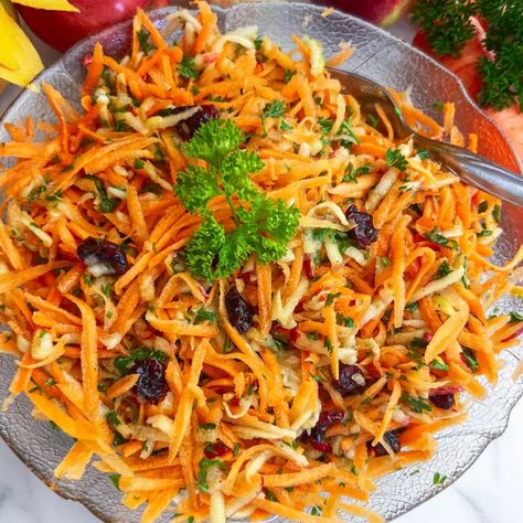 Classic Carrot and Apple Salad - Easy & Affordable (No Lettuce) Salad Benefits, Carrot And Apple Salad, Salads Without Lettuce, Apple Salad Recipe, Ground Beef Breakfast, Salad Appetizer Cups, Lettuce Salad Recipes, Cabbage Carrot, Carrot Salad Recipes