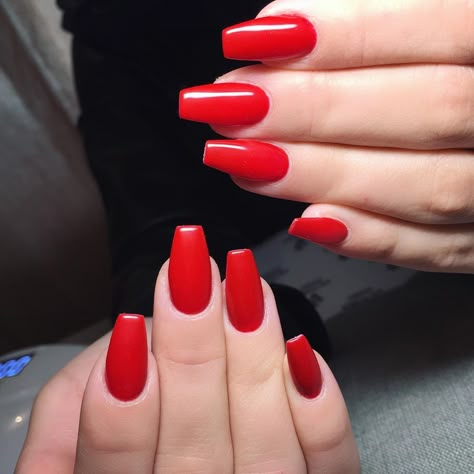 Red Nails Coffin Medium, Scarlet Red Nails, Monaco Nails, Red Natural Nails, Red Nails Coffin, Coffin Red Nails, Res Nails, Elegant Manicure, Wow Nails