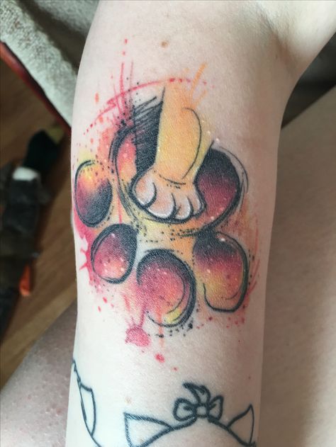 My Lion King tattoo done by the wonderful Josie Sexton! Leon Movie, King Of Hearts Tattoo, Disney Couple Tattoos, Tattoos Disney, Pirate Ship Tattoos, Tattoos Symbols, Lion King Tattoo, Minimalist 90s, King Tattoo