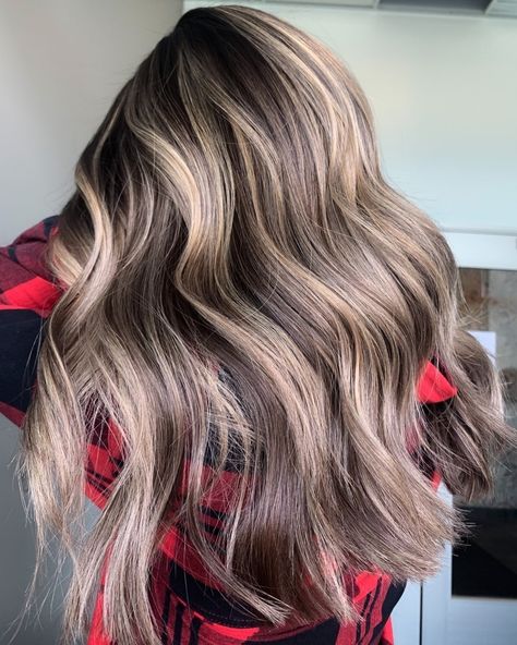 32 Prettiest Brown Hair With Blonde Highlights of 2021 Partial Blonde Highlights, Brunette Blonde Highlights, Blonde Highlights Ideas, Pretty Brown Hair, Warm Blonde Highlights, Brunette With Blonde Highlights, Chunky Blonde Highlights, Brown Hair With Blonde, Brown To Blonde Balayage