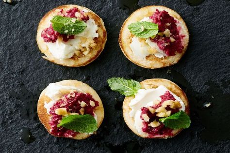 Beetroot, goat's cheese and mint blinis Vegetarian Finger Food, Finger Food Ideas, Vegetarian Starters, Crispy Roast Potatoes, Goats Cheese, Best Party Food, Finger Foods Easy, Cheesy Bread, Melbourne Cup