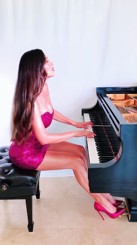 LOLA ASTANOVA on Instagram: “in your feed this Sunday.(Tap on video to see my 👠) Today this music sounds like reminiscence of the past... 🥺🎶 • • • #pianist #piano…” Lola Astanova, Sounds Like, Piano, Tap, The Past, Music, On Instagram, Instagram