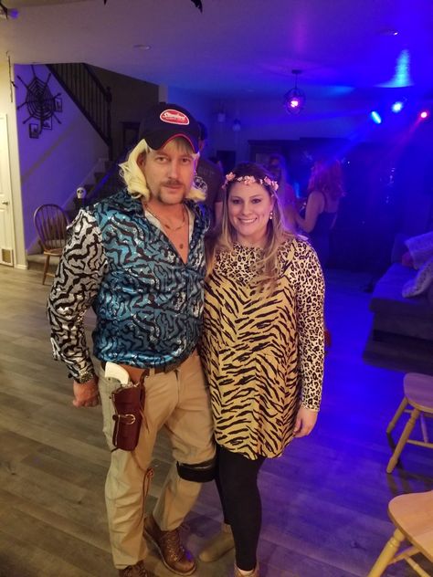 Wig Tattoos, Carole Baskin Costume, Carol Baskin, Carole Baskin, Joe Exotic, Tiger King, Full Beard, Best Couple, Shaving