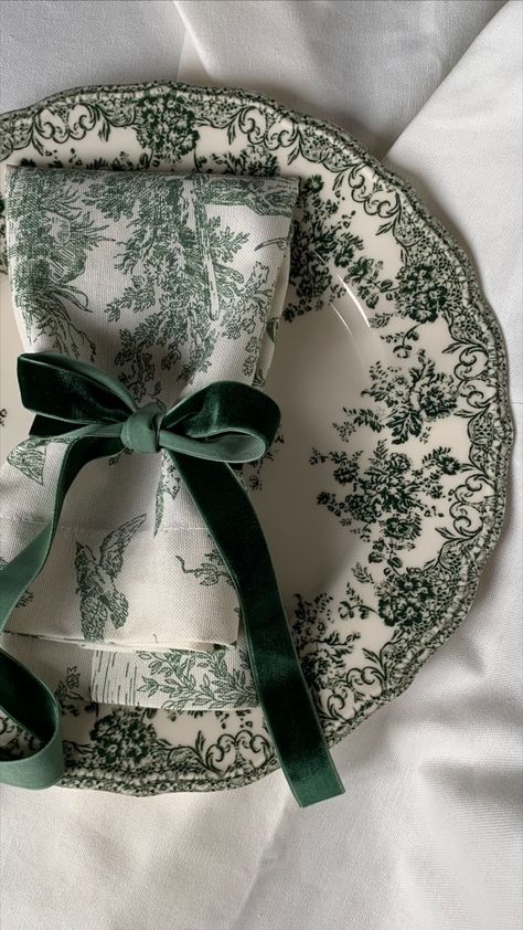 Herbs Table Decoration, Toile De Jouy Table Setting, 2025 Green Aesthetic, Anthropologie Table Setting, Timeless Elegance Aesthetic, Green Toile Wedding, Natural Christmas Table Settings, White And Green Table Decor, Green Plates Table Setting