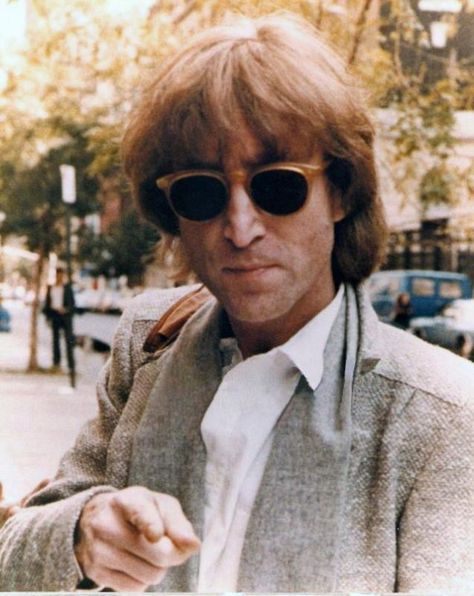 36 Color Pictures of John Lennon on Streets in the Last Year of His Life ~ vintage everyday Jhon Lennon, Love John Lennon, Plastic Ono Band, John Lennon Yoko Ono, John Lennon And Yoko, Imagine John Lennon, John Lennon Beatles, Beatles John, Yoko Ono