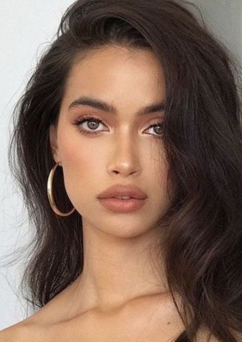 A bronze glow is perfect for minimal makeup looks. #bronze #dewyglow #glowmakeup #minimalmakeup Sunkissed Makeup, Mekap Mata, Minimal Makeup Look, Best Natural Makeup, Prom Makeup Looks, Smink Inspiration, Minimal Makeup, Makijaż Smokey Eye, Long Dark Hair