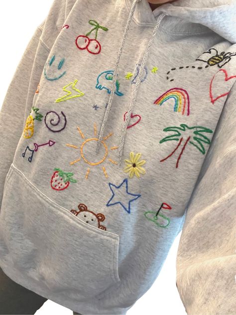 Design On Clothes Art, Fun Diy Clothes Ideas, Stitching Clothes Ideas, Embroidery For Sweatshirts, Decorated Sweatshirts Ideas, Embroidered Projects Ideas, Hand Sewn Sweatshirt, Embroidery Doodles Stitches, Doodle Embroidery Ideas