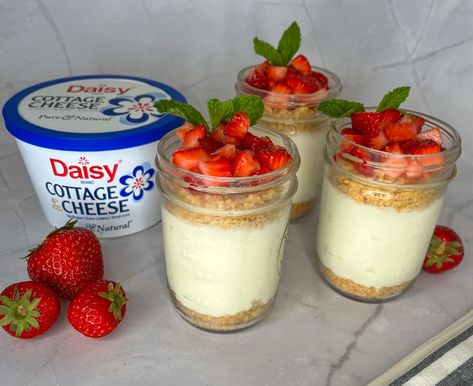 No Bake Cottage Cheese Cheesecake Jars with Fresh Strawberries Low Calorie Cheesecake No Bake, 21 Day Fix Cottage Cheese Recipes, Cottage Cheesecake Healthy, Protein Cheesecake Cottage Cheese, No Bake Cheesecake No Heavy Cream, Cottage Cheese Snickers, Cottage Cheese Strawberry Cheesecake, Cottage Cheese Mini Cheesecake, Strawberries And Cottage Cheese