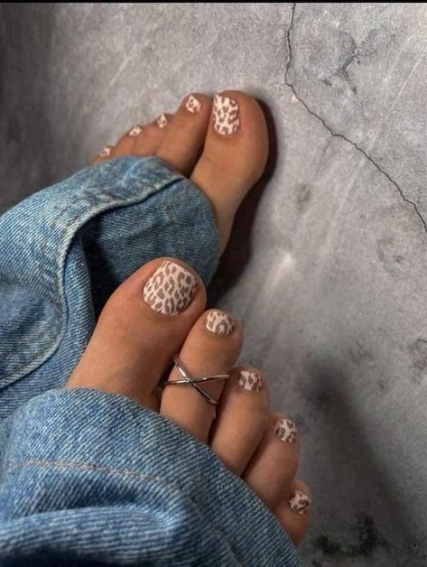 Fall Toe Nails, Simple Toe Nails, Feet Nail Design, Pedicure Designs Toenails, Pedicure Nail Designs, Gel Toe Nails, Toe Nail Color, Gel Toes, Cute Toe Nails