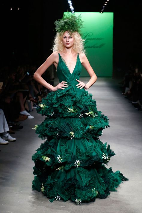 Christmas Fashion Photography, Christmas Costumes Women, Tree Costume, Xmas Costumes, Xmas Fashion, Outrageous Fashion, Nature Story, Leanne Marshall, Christmas Tree Dress