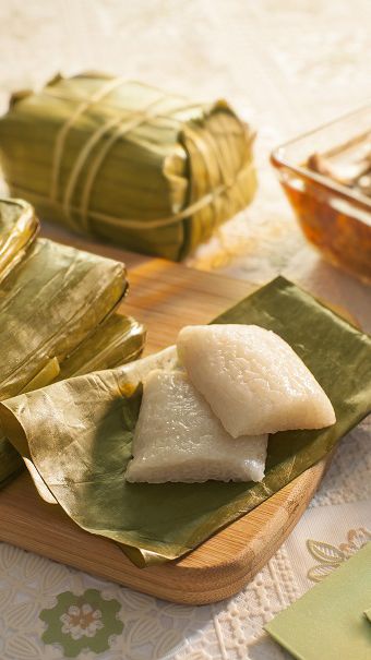 Lepat Loi (Glutinous rice wrapped in banana leaf) | Ajinomoto Malaysia Banana Leaf Food Photography, Banana Leaf Wrapped Food, Banana Leaf Recipe Dishes, Banana Leaf Recipe, Banana Leaf Food, Banana Leaf Rice, Filipino Food Dessert, Rice Wraps, Cambodian Food