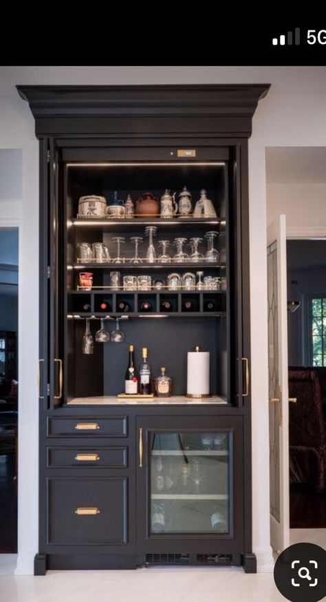 Wine Display Home Bar Ideas, Black Wine Cabinet, Modern Mini Bar Designs For Home, Built In Bar Cabinet, Bookshelf Bar, Zigarren Lounges, Corner Kitchen Pantry, House Renovation Design, Bar Nook