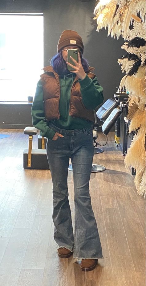 Uggs And Bootcut Jeans, Western Puffer Vest Outfit, Cute Puffer Vest Outfits, Bootcut Jeans Outfit Aesthetic, Cropped Puffer Vest Outfit, Brown Puffer Vest Outfit, Outfit With Vest, Preppy Vest, Winter Warm Outfits