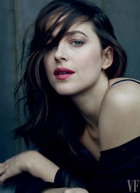 The 11 actresses who posed for Annie Leibovitz for 2017’s Hollywood Portfolio have riveted moviegoers this year, in a stunning range of cinematic styles. James Wolcott reviews their awards-season glow. Annie Leibovitz Portraits, Vanity Fair Hollywood Issue, Annie Leibovitz Photos, Beautiful Whatsapp Dp Images, Vanity Fair Magazine, Dakota Mayi Johnson, Women Portrait, Anastasia Steele, Dp Images