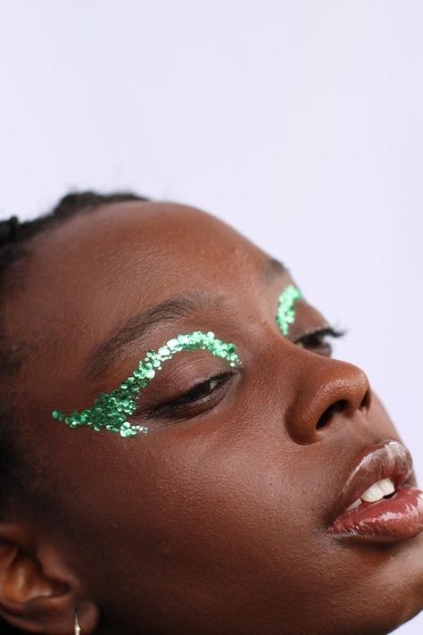 Green Graphic Eyeliner, 30th Outfit, Green Glitter Makeup, Derby Makeup, Glitter Face Makeup, Make Com Glitter, Glitter Ideas, Glittery Eye Makeup, Pop Party