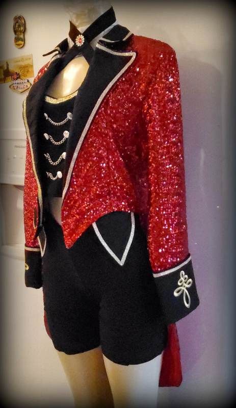 Marching Band Outfits, Ring Leader Costume, Ringmaster Costume, Circus Outfits, Taylor Swif, Red Costume, Cute Couple Halloween Costumes, Circus Costume, Taylor Swift Red