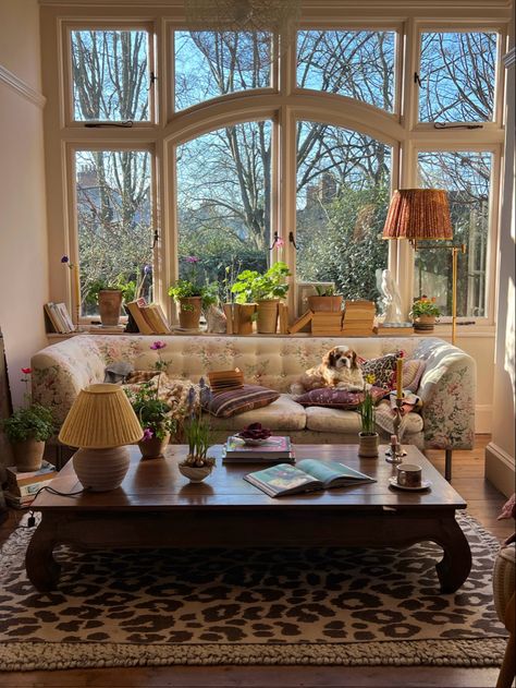 Relaxed Maximalism, Eccentric Living Room, Earthy Interior, Calm Home, Pretty Life, Small Living Room Decor, Visual Storytelling, Hot And Humid, Maximalism