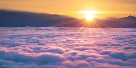 Sunrise-Nagarkot, Nepal Nagarkot is 32 km NE of Kathmandu on the northern fringe of the Kathmandu Valley. Nagarkot is famous for its Himalayan views- the Himalayan peaks at sunrise are a magnificent sight to behold. Surya Namaskara, Monte Everest, Tumblr Hipster, Clouds In The Sky, Earth Photos, Kathmandu Valley, Clouds Photography, Above The Clouds, Paradise On Earth