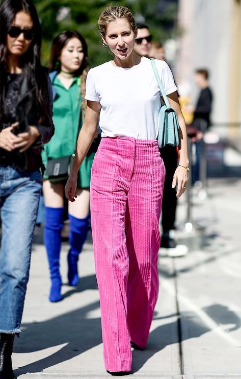 From blush to bubblegum, here's how to wear pink according to 26 street-style stars. Jeans Rosa, Walking Down The Street, New York Fashion Week Street Style, Influential Women, Looks Street Style, Street Style Trends, Pink Pants, Street Outfit, Mode Inspo