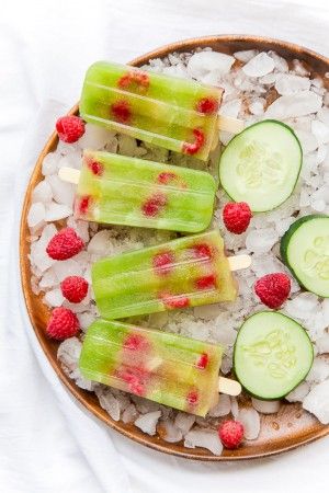 Cucumber Pops with raspberries! @dessertfortwo Cucumber Popsicles, Raspberry Popsicles, Light Summer Meals, Batch Recipes, Spa Food, Dessert For Two, Homemade Popsicles, Summer Recipe, Fresh Raspberries