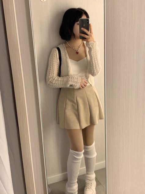 Soft Beige Outfit Aesthetic, Tan Skirt Outfit Aesthetic, Kakis Skirt Outfit, Cream Plaid Skirt Outfit, Creamy Outfit Aesthetic, Tan Skirt Outfit Ideas, Light Beige Skirt Outfit, Plaid Beige Skirt Outfit, Pretty Outfits With Skirts