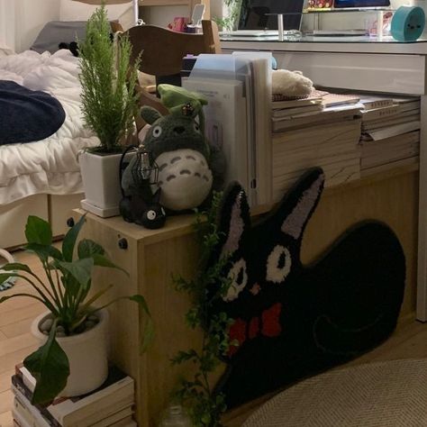 Cozy Ghibli Room, Studio Ghibli Core Aesthetic, Studio Ghibli Apartment Aesthetic, Room Decor Studio Ghibli, Studio Ghibli Inspired House, My Neighbor Totoro Room, Studio Ghibli House Aesthetic, Totoro Room Ideas, Studio Ghibli Gaming Setup