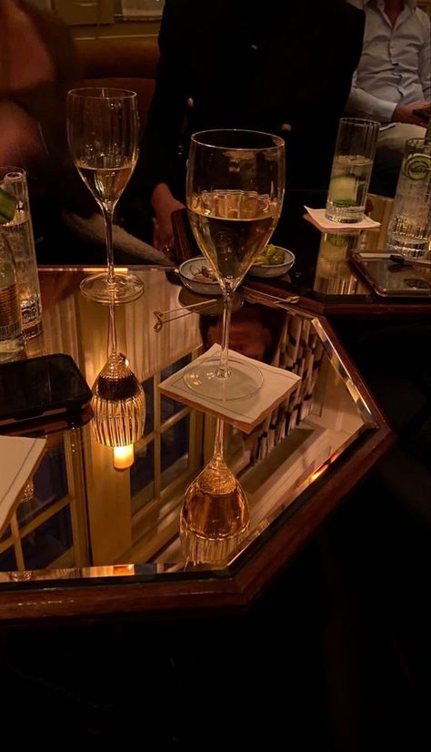 Classy Drinks Aesthetic, Waiter Aesthetic, Jazz Bar, Clubbing Aesthetic, Soyut Sanat Tabloları, Jazz Club, Future Lifestyle, Old Money Aesthetic, Luxury Life