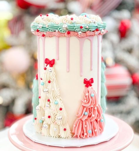 Pink Christmas Birthday Cake, Gingerbread Birthday Cake, Buttercream Christmas Cake, Pink Christmas Cake, Gingerbread Desserts, Girlie Christmas, Lambeth Cakes, Christmas Birthday Cake, Grinch Christmas Party