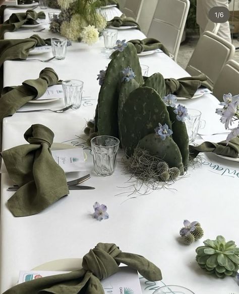 Table Settings Ideas, Large Rock Landscaping, Event Table Settings, Dinner Party Decor, Rock Landscaping, Flower Installation, Table Setting Decor, Table Styling, Dinner Decoration