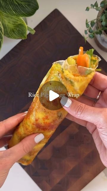 Rice Paper Breakfast, Rice Paper Egg, Tips For Healthy Lifestyle, Breakfast Wrap, Egg Wrap, Healthy Rice, Fork And Knife, Dry Rice, Breakfast Wraps