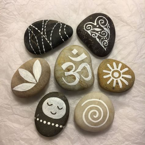 Boho Rock Painting Ideas, Stone Pictures Pebble Art, Beach Stones Jewelry, Inspirational Rocks, Stone Art Painting, Rustic Crafts, Painted Rocks Craft, Garden Crafts Diy, Stones Diy