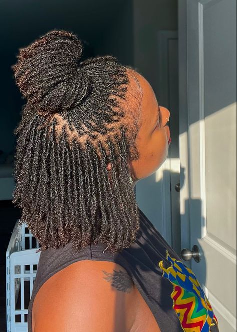 Loc styles Very Short Micro Locs, Micro Locs Grid Pattern, Short Sister Locs, Natural Locks Dreadlocks, Micro Locs Short, Locs Black Women Natural Hair, Sister Locs Hairstyles, Micro Locs Styles, Very Short Locs