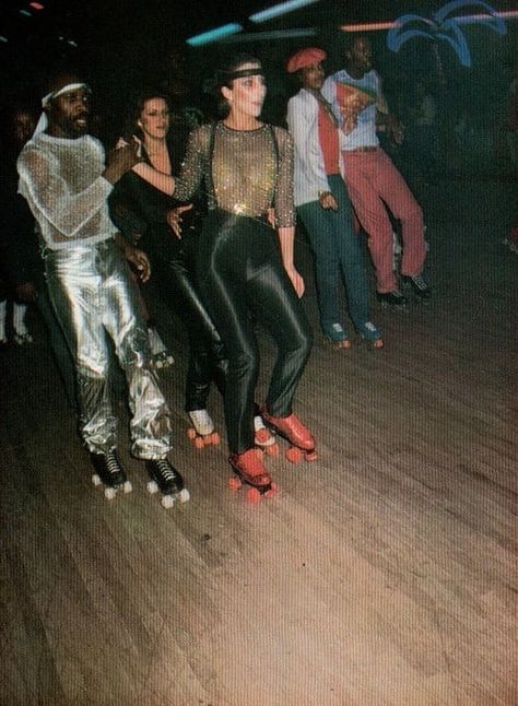 Picture of Cher 70s Roller Disco, Moda Disco, Disco Roller Skating, 70s Disco Outfit, Studio 54 Party, Style Année 80, Disco Aesthetic, Disco 70s, 70s Glam