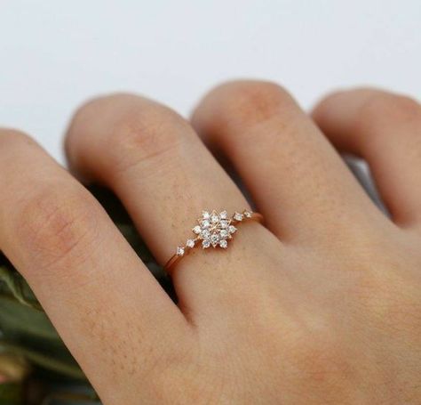 Gold Engagement Ring Diamond, Engagement Ring Delicate, Hand Jewelry Rings, Couple Ring Design, Flower Diamond Ring, Snow Wedding, Dainty Engagement Rings, Pretty Jewelry Necklaces, Gold Rings Simple