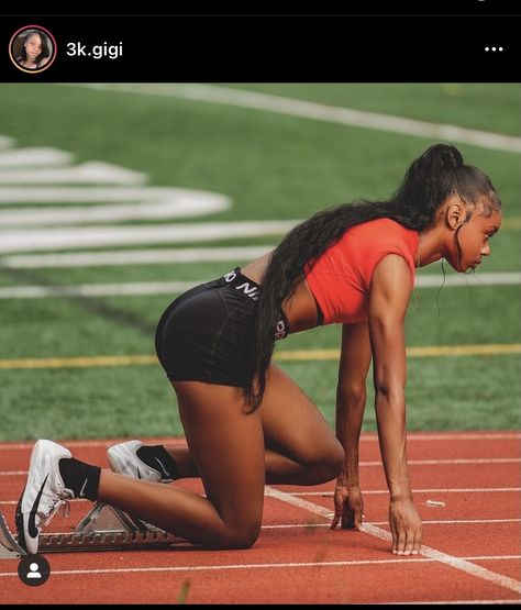 Track Senior Pictures, Track Runners, Athletics Track, Track Pictures, Athletic Aesthetic, Track Team, Track Meet, Track And Field Athlete, Running Track