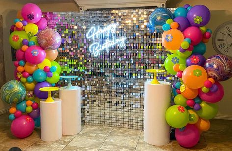 Neon Theme Birthday Party Ideas, 80s Theme Balloons, 80s Theme Bday Party, Born In The 80s Grew Up In The 90s Party, 80s Disco Birthday Party Theme, Party Ideas 90s Theme, 80s Birthday Decorations, 90s Balloon Arch, 80s Party Theme Decorations