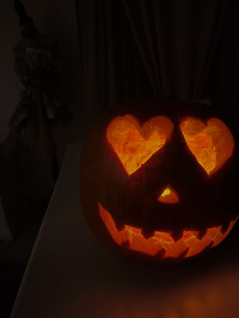 heart pumpkin halloween aesthetic spooky Heart Eyes Jack O Lantern, Pumpkin Carving Heart Eyes, Pumpkin Carving Ideas Heart Eyes, Pumpkin Carving Ideas Heart, Heart Eye Pumpkin Carving, Heart Pumpkin Carving, Sophie Vibes, Heart Pumpkin, Halloween Carving