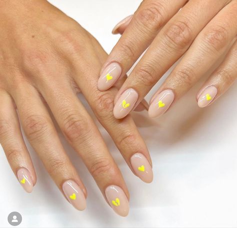 Yellow Heart Nails, Nail Fashion Trends, Look Confident, Hard Gel Nails, Summer Nail Art, Young Nails, Minimal Nails, Cute Nail, Round Nails