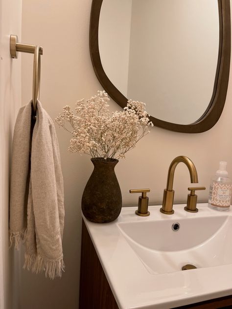 Brown Guest Bathroom, Black And Cream Powder Room, Almond Toilet Bathroom Ideas, Brown And Beige Bathroom Decor Ideas, Cream Brown Bathroom, Chocolate Bathroom Decor, Brown And Cream Bathroom Decor, White And Brown Bathroom Decor, Brown And White Bathroom Decor