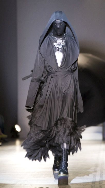 Fashion in Motion: Gareth Pugh, June 2007. l Victoria and Albert Museum #fashion… Scary Outfits Fashion, Feathery Outfit, Dark Fashion Outfits, Haunted Fashion, Occult Outfit, Scary Fashion, Horror Fashion, Hood Fashion, Moda Steampunk