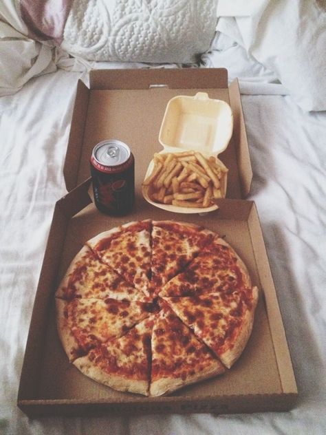 Yo sé comer comida basura. Me sale más gorda cada vez que comer comida chatarra. | https://lomejordelaweb.e Tumblr Food, Good Eat, Think Food, Pizza Hut, Food Goals, A Pizza, Food Delivery, French Fries, Pretty Food