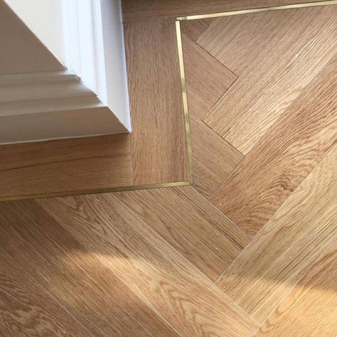 Design Emporium on Instagram: “Brass inlay forms a border in this herringbone wooden floor . . . #designemporium #flooring #flooringinspo #floordesign #woodfloors…” Herringbone Wooden Floors, Wood Floor Texture, Wood Floor Design, Herringbone Floor, 아파트 인테리어, Wooden Floor, Design Del Prodotto, Flooring Ideas, Style At Home