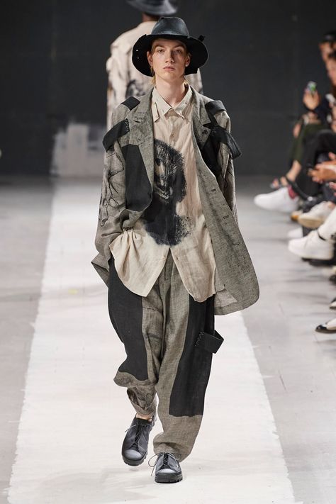 Yohji Yamamoto Street Style, Yohji Yamamoto Menswear, 2024 Menswear, Skater Girl Outfits, Mens Fashion Rugged, Menswear Fashion Show, Army Girlfriend Style, Fashion Inspiration Design, Menswear Fashion