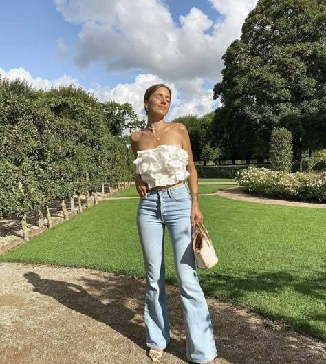 Jeans N Heels Outfit, Denim And White Outfits Classy, Floral Heels Outfit, Femine Outfit Casual, Jeans And White Top Outfit, Light Washed Jeans Outfit, 2025 Outfits, White Tops Outfit, Jean Trousers