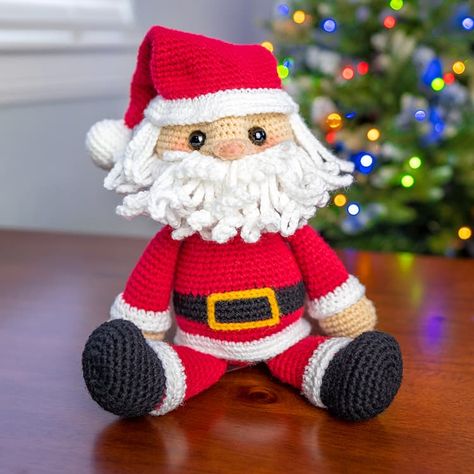 This no-sew amigurumi crochet pattern is available for free! Santa stands 16" tall when crocheted with worsted weight yarn and a 3.5mm hook. Jess Huff, Crocheted Santa, Amigurumi Santa, Christmas Crochet Patterns Free, Crochet Santa, Santa Patterns, Crochet Xmas, Santa Doll, Holiday Crochet