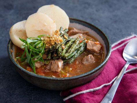 This rich and hearty Filipino stew is famous for its assertive sour and savory flavor profile. Tamarind Soup Recipes, Lechon Baboy, Tamarind Soup, Pork Soup, Roasted Green Beans, Vegetable Stew, Filipino Food, Serious Eats, Plum Tomatoes