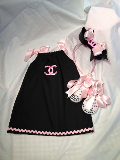 Chanel inspired baby girl gift set Exclusively made by IrinaDesign to order selimol@aol.com 561-866-6271 Chanel Baby Clothes, Gucci Baby Clothes, Baby Chanel, Luxury Baby Clothes, Japan Summer, Gucci Baby, Girl Gift Set, Designer Baby Clothes, Baby Swag