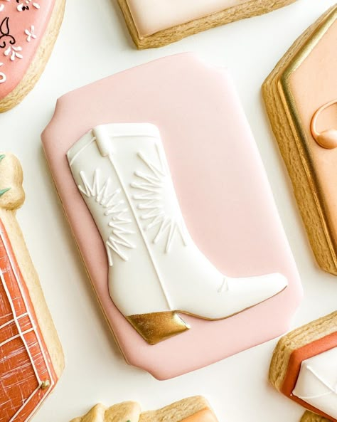 Boots And Bubbly Cookies, Boots And Bows Cookies, Western Bridal Shower Cookies, Cowboy Boot Cookies Decorated, Cowboy Hat Cookies Decorated, Cowgirl Boot Cookies, Cowgirl Cookies Decorated, Cowboy Boot Cookies, Fair Cookies