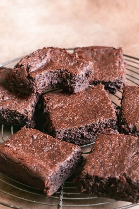 Fudgy Flourless Date Brownies - Healthy Little Vittles Cacao Cookies, Harissa Cauliflower, Date Brownies, True Food Kitchen, Crispy Quinoa, Flourless Brownies, Brownie Recipes Healthy, Cookie Dough Bars, Chewy Brownies